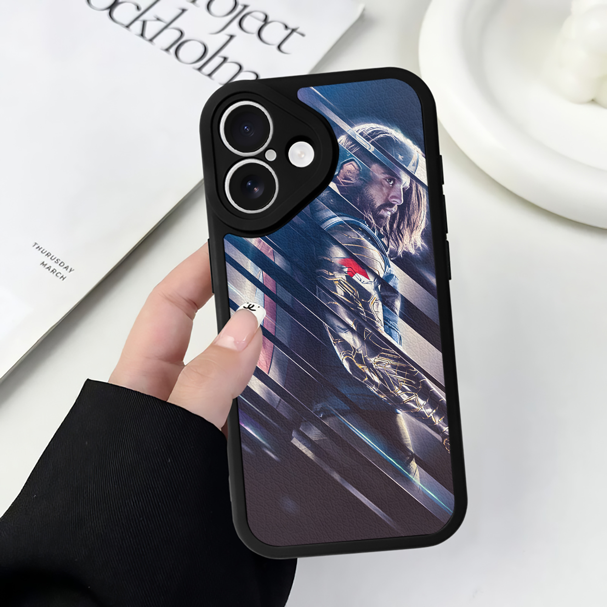 （画像用） アベンジャーズ The Avengers 【iPhone 16シリーズ対応】シリコンスマホケース（レザー調） 材質：シリコン